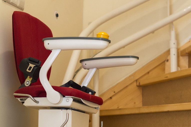 Montascale per anziani o disabili: come funziona, a cosa serve e quali vantaggi apporta?