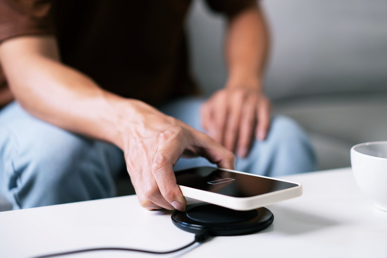 Caricabatterie smartphone, perché conviene staccarli