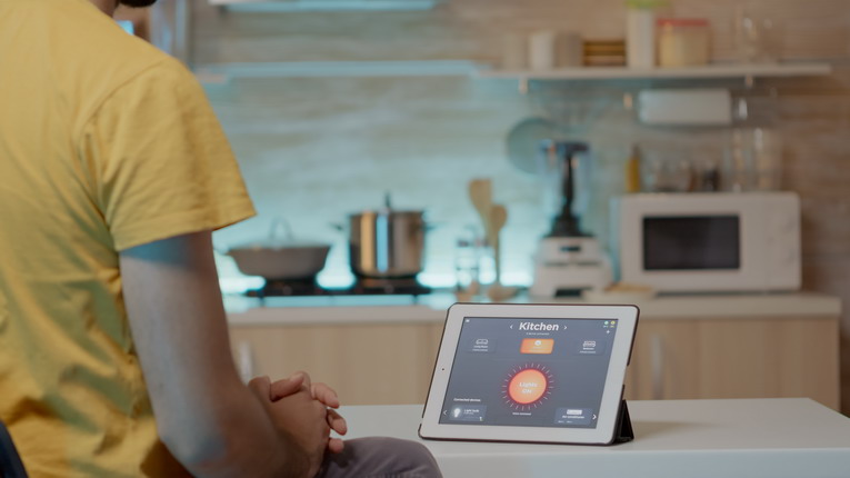 Assistenza vocale nella smart home: un aiuto concreto nella gestione della casa