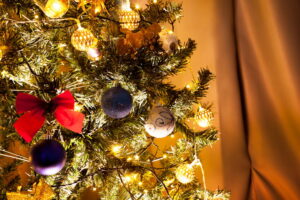 Come decorare l'albero di Natale con luci e ghirlande