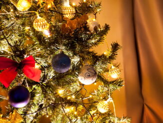 Come decorare l'albero di Natale con luci e ghirlande