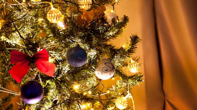 Come decorare l'albero di Natale con luci e ghirlande