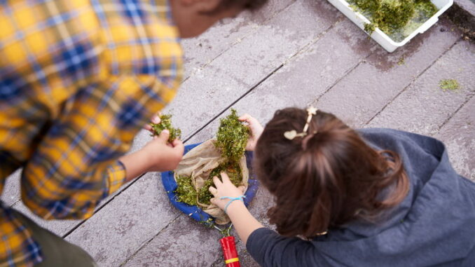 Come mantenere puliti i pavimenti del giardino tutto l’anno