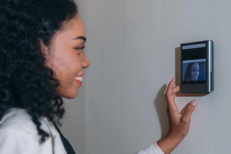 Spioncino digitale vs. videocitofono smart: quale scegliere