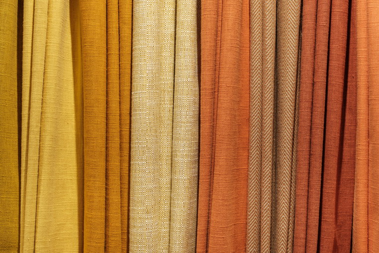 Tende per finestre grandi: soluzioni pratiche ed eleganti