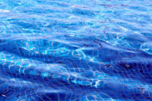 Guida completa alla piscina in casa: permessi, costi e manutenzione