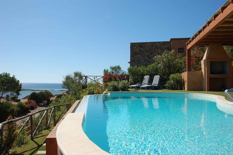 Sicurezza in piscina: normative e consigli utili